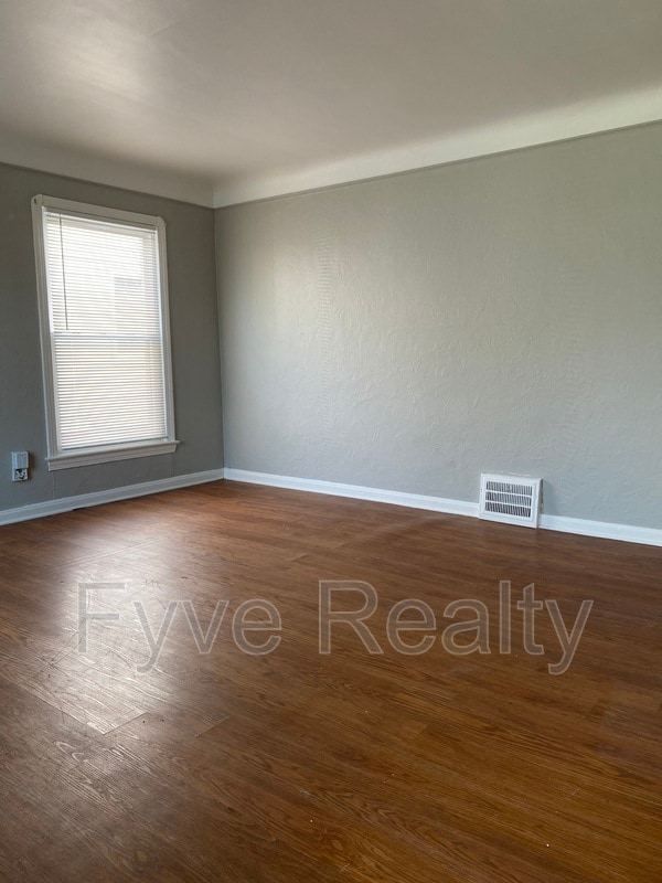 Building Photo - 4163 E 147th St