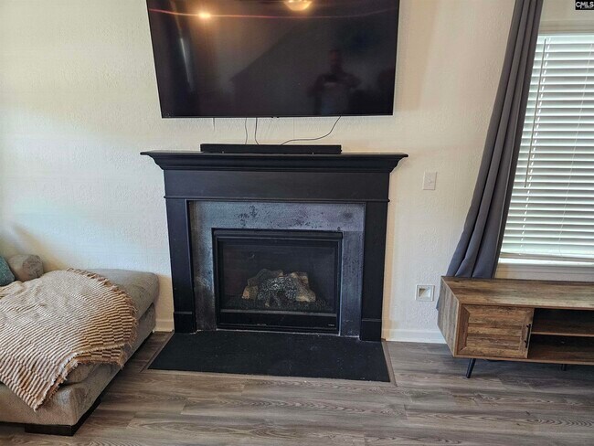 Foto del edificio - 819 Queenshire Ln