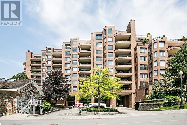 Photo du bâtiment - 100 Lakeshore Rd E