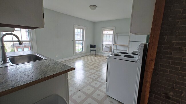 Kitchen/Dining Room - 706 W Kalamazoo Ave