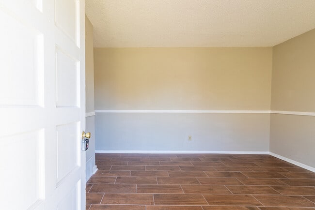 Building Photo - 6560 Greenbriar Dr