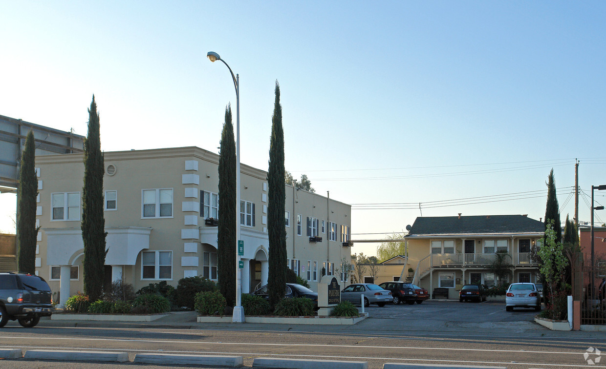 Foto del edificio - Sutterville Apartments