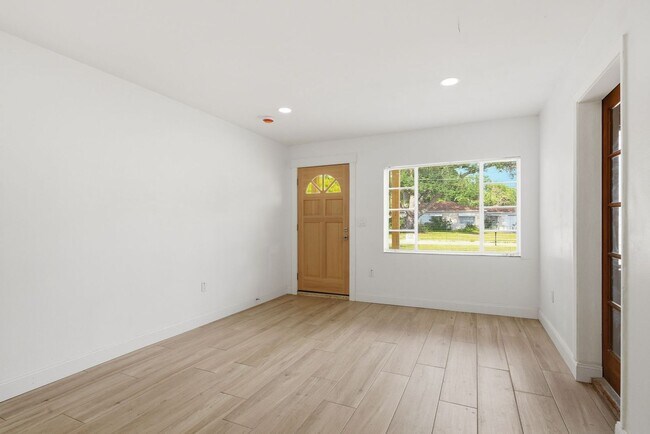 Building Photo - Remodeled 3/1 Home