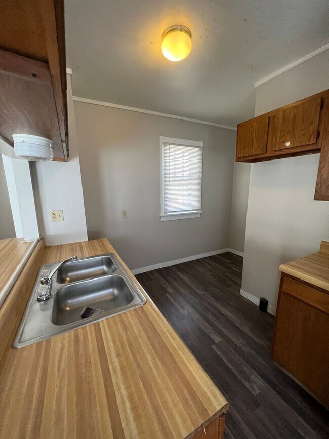 Foto del edificio - 2 bedroom 1 bath house. off street parking. $1000