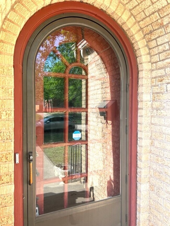 Building Photo - Home nestled in a Shepard Historic Neighbo...