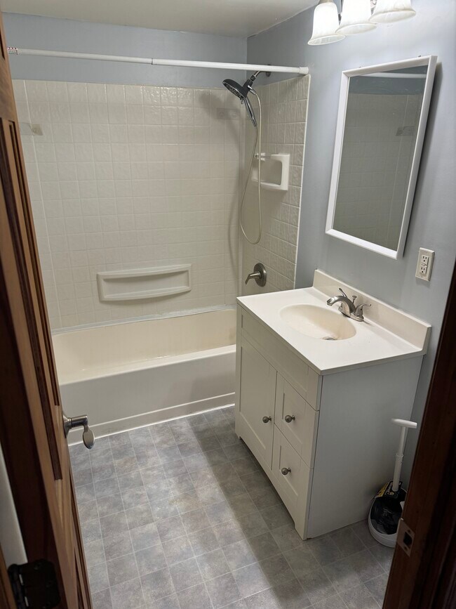 Baño renovado - 3900 W 11th St