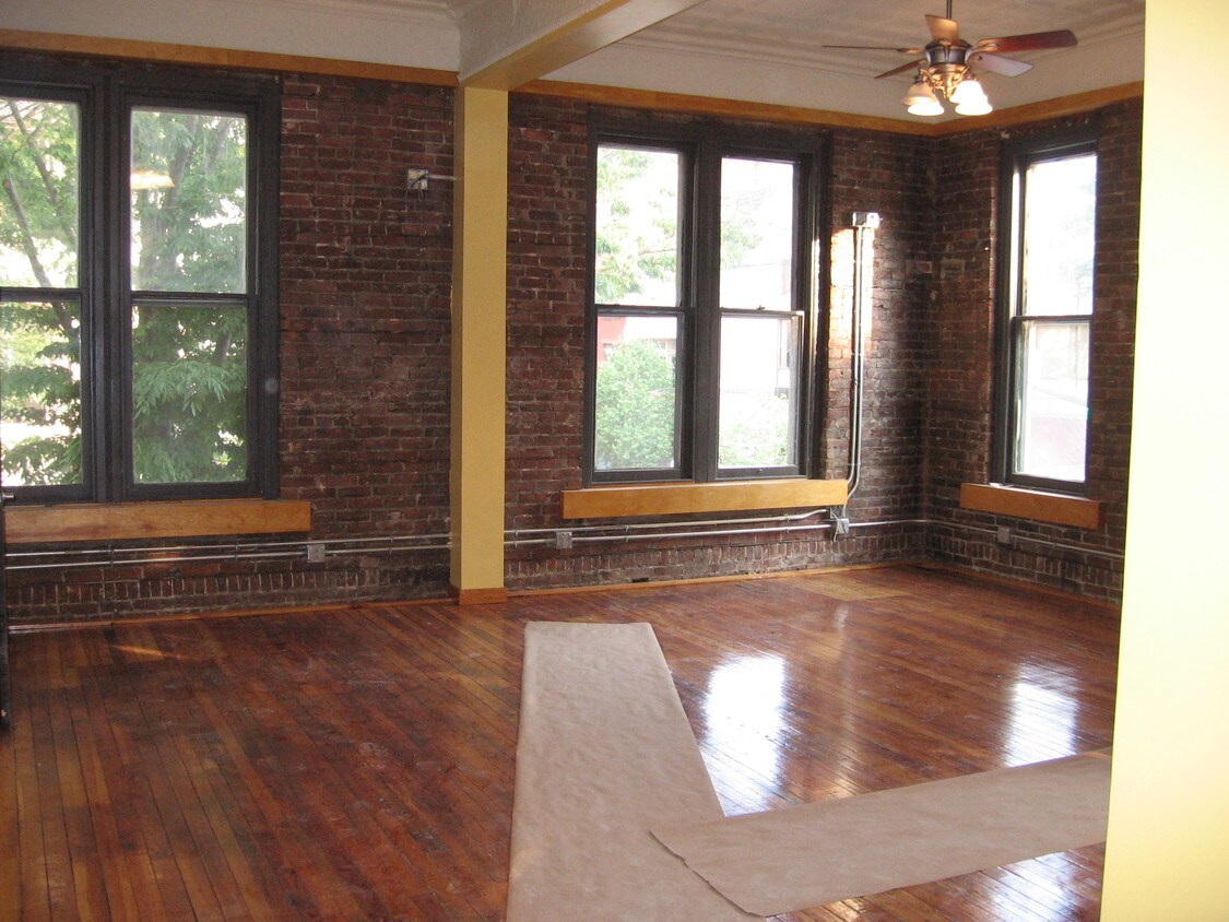 Primary Photo - 48 W 4th St