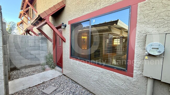 Foto del edificio - 2724 W McLellan Blvd