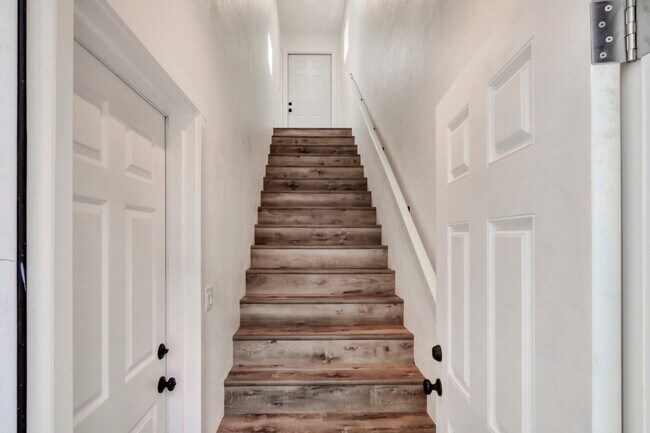 stairs from door, to enter living room - 5204 Q St
