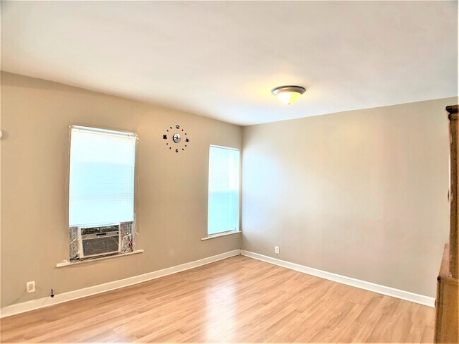 Building Photo - 255 W 31st St