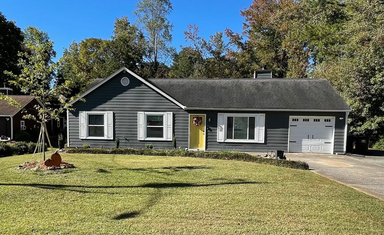 Foto principal - Beautiful newly renovated 3 bedroom 2 bath...