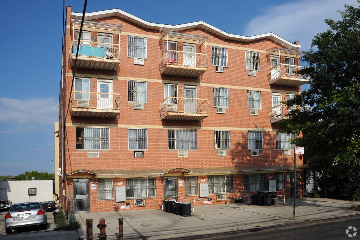 Building Photo - 32-17 Linden St