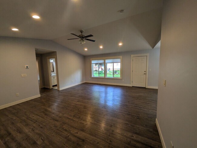 Foto del edificio - Newer Home 3 Bed with Den and Solar Panels...