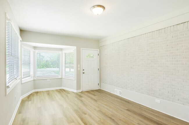 Building Photo - 4378 Chelou Dr
