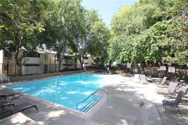 Foto del edificio - 10331 Lindley Ave