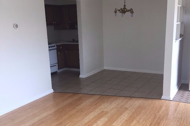 Dining room - 4308 W 13 Mile Rd