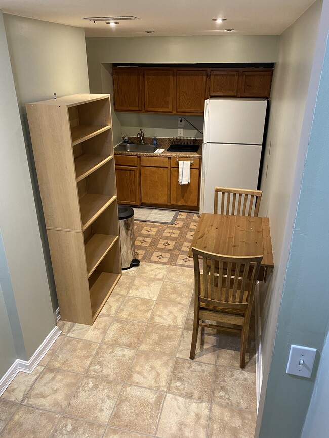 Building Photo - 8371 Stationhouse Ct