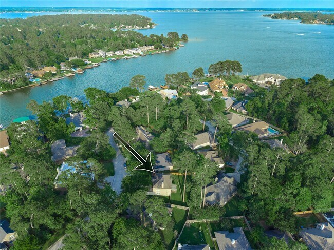 Foto del edificio - 12515 Lakeshore Dr