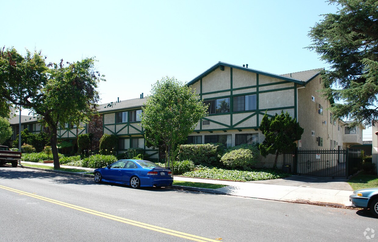 Building Photo - 636 W Wilson Ave