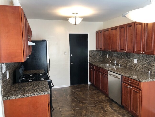 Kitchen - 1321 N Laurel Ave