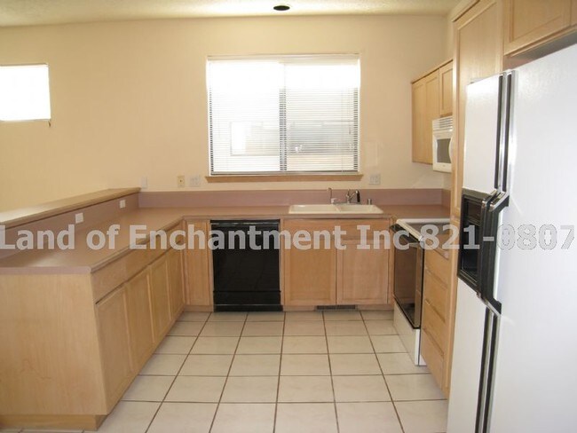 Building Photo - 2312 Calle de Rafael NE
