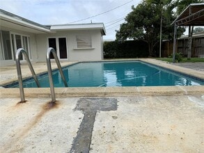 Building Photo - 2025 SW 84th Ct