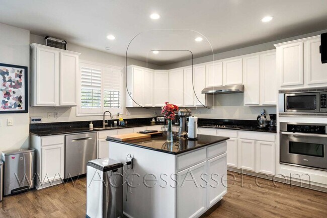 Foto del edificio - Live the Lake Life! Stunning 4 Bed/2.5 Bat...