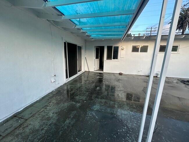 Building Photo - 299 Robinhood Ln