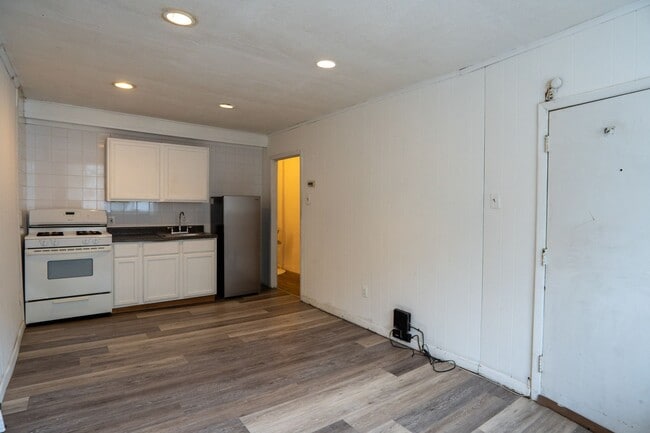 Building Photo - 635 Dudley St