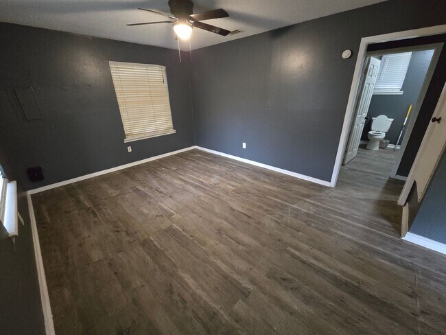Building Photo - Bryan - 2 bedroom / 1 bath upstairs unit.