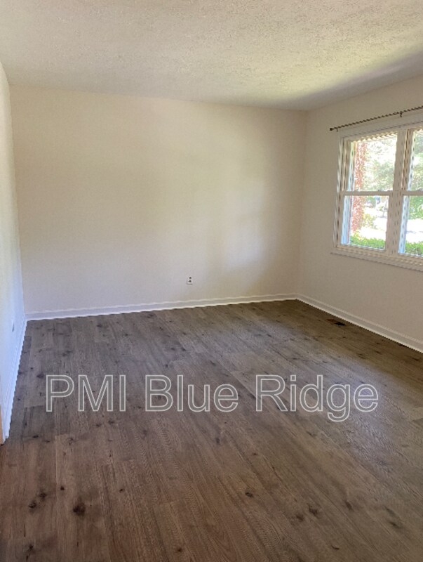 Building Photo - 325 Comet Dr