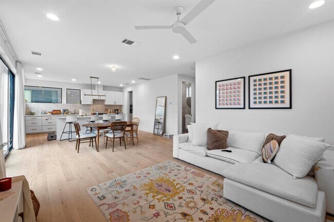 Foto del edificio - 3406 E 17th St