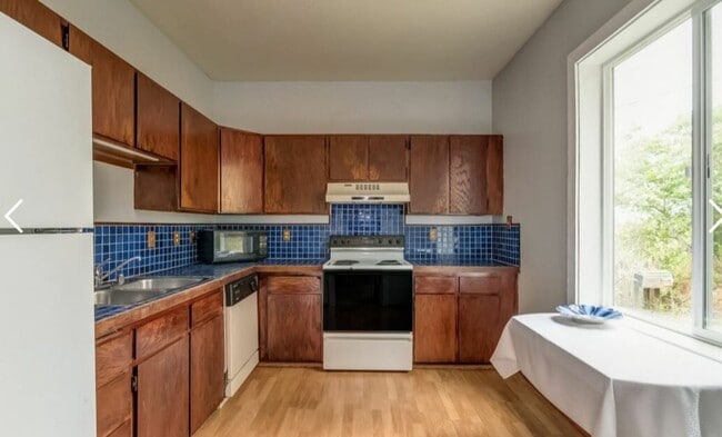 Building Photo - Charming 3 bed 1.5 bath available in Belli...