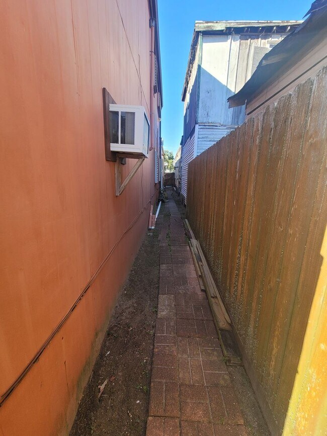 Foto del edificio - 2 bedroom / 2 bath plus bonus room and garage