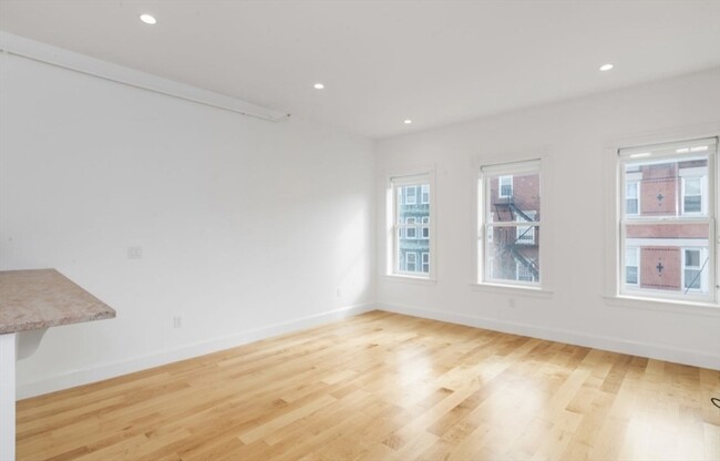 Building Photo - 344 Hanover St