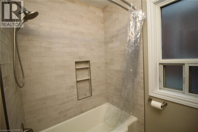 Photo du bâtiment - 245 E 13th St
