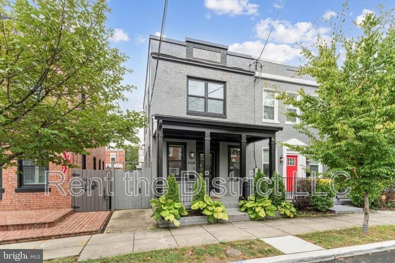 Photo - 608 Roxboro Place NW