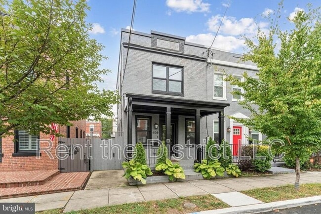 Photo - 608 Roxboro Pl NW House