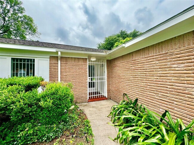 Foto del edificio - 8419 Neff St