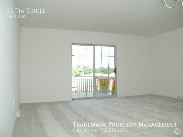 Building Photo - Nice Spacious Town Homee