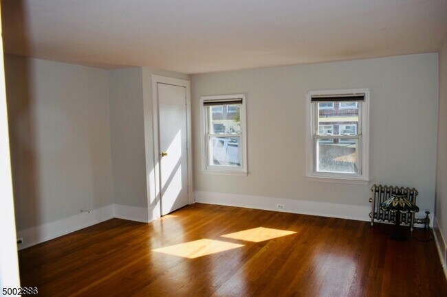 Building Photo - 204 Oak St