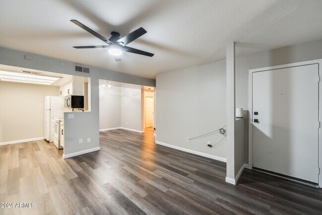 Foto del edificio - 16602 N 25th St