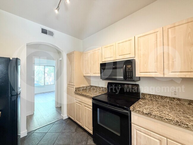 Foto del edificio - 1411 E Orangewood Ave