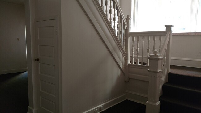 Building Photo - 4 Bedroom House in Oakland August 15th Mov...