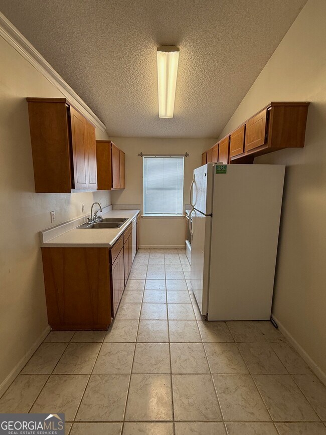 Building Photo - 150 E Lakemont Dr