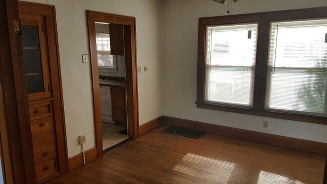 Building Photo - Close Walk To U of I Hospitals-House for Rent
