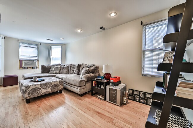 Foto del edificio - 3238 N Southport Ave