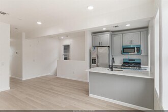 Building Photo - 709 Grand Ave