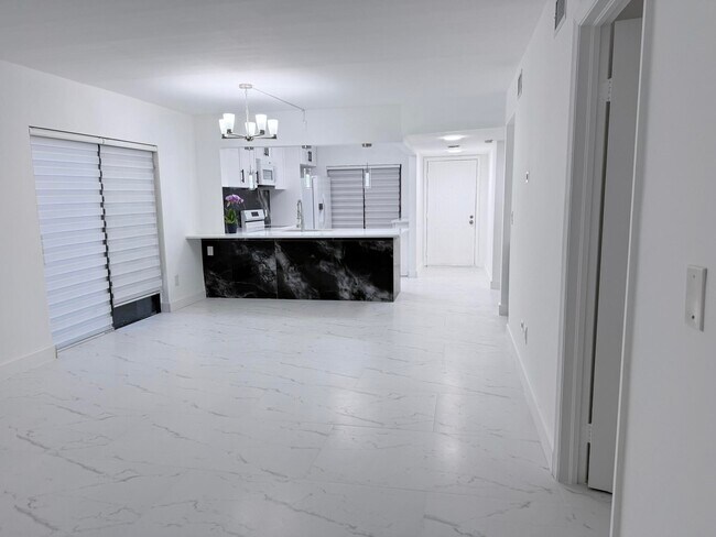 Foto del edificio - 300 E Club Cir