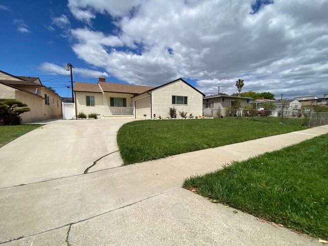 Foto del edificio - Completely Remodeled Gardena House For Ren...